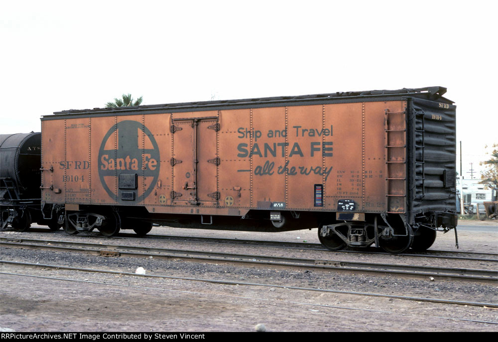 Santa Fe iced reefer SFRD #19104 demoted to MW use.